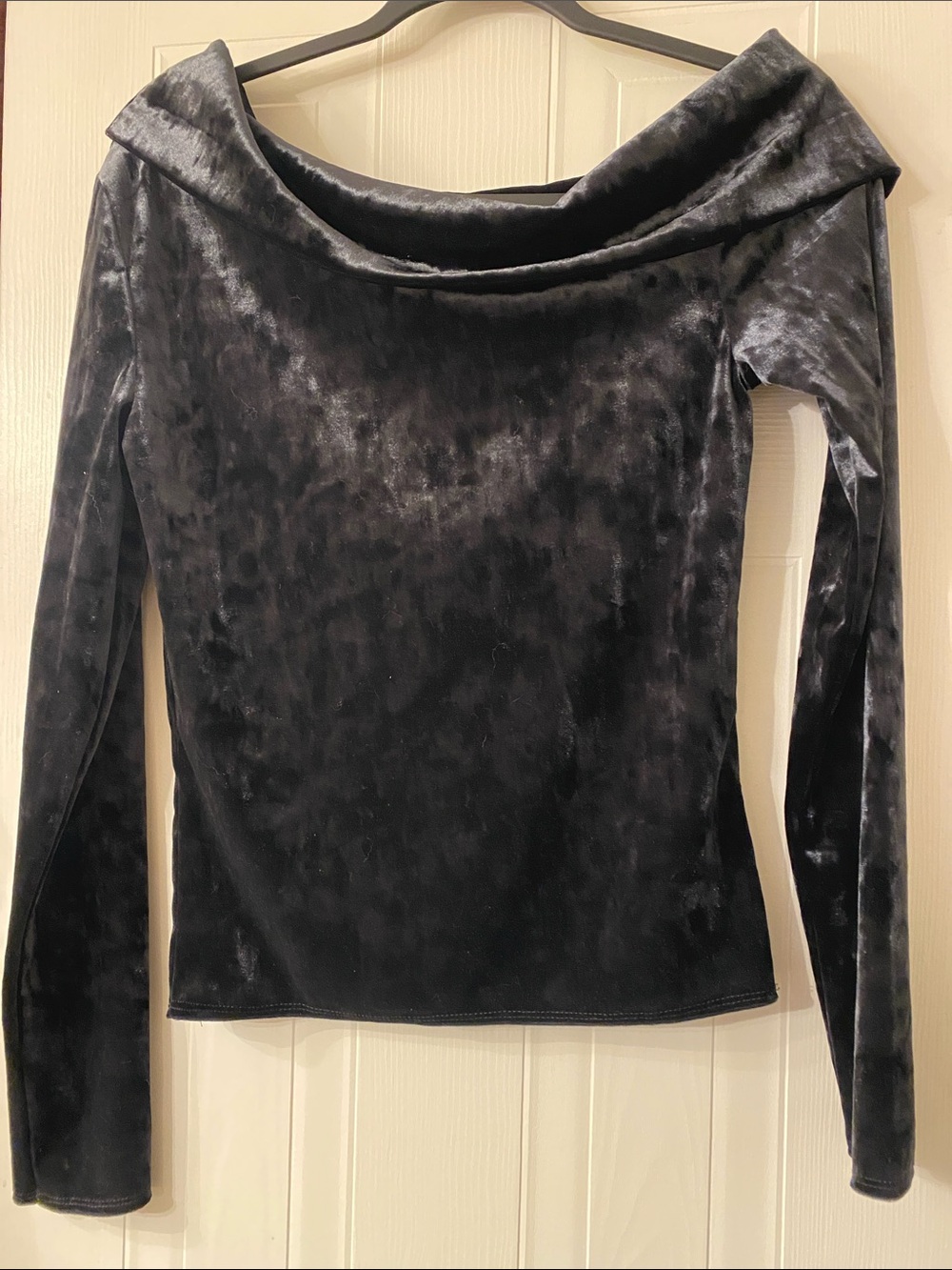 Off-Shoulder Velvet Long-Sleeve Top - Black